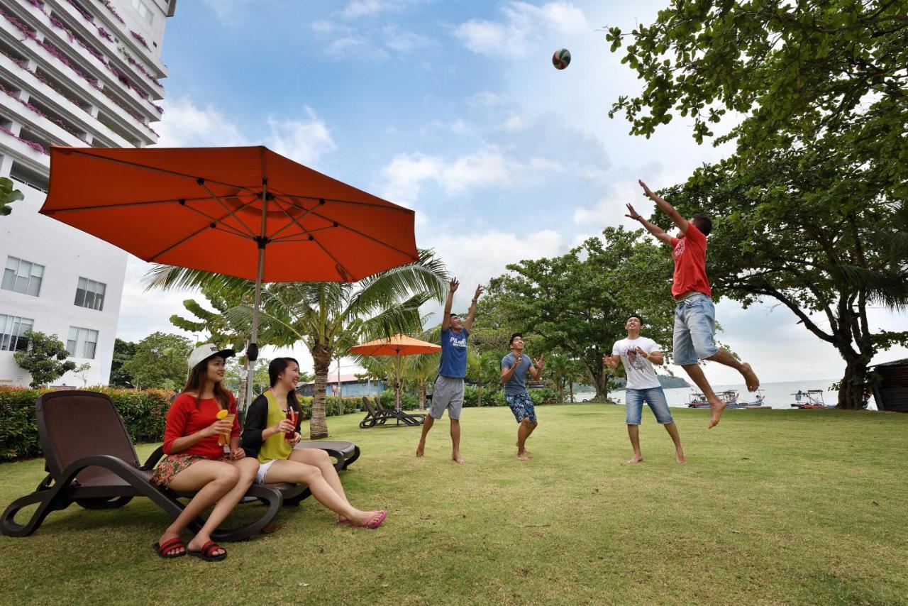 Lexis Suites Penang Bayan Lepas Esterno foto The lawn at the beach resort