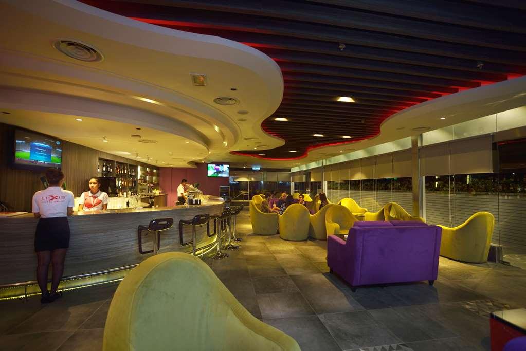 Lexis Suites Penang Bayan Lepas Esterno foto The interior of the lounge