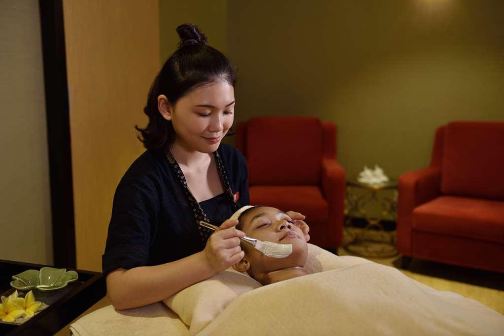 Lexis Suites Penang Bayan Lepas Esterno foto A woman receiving a facial treatment