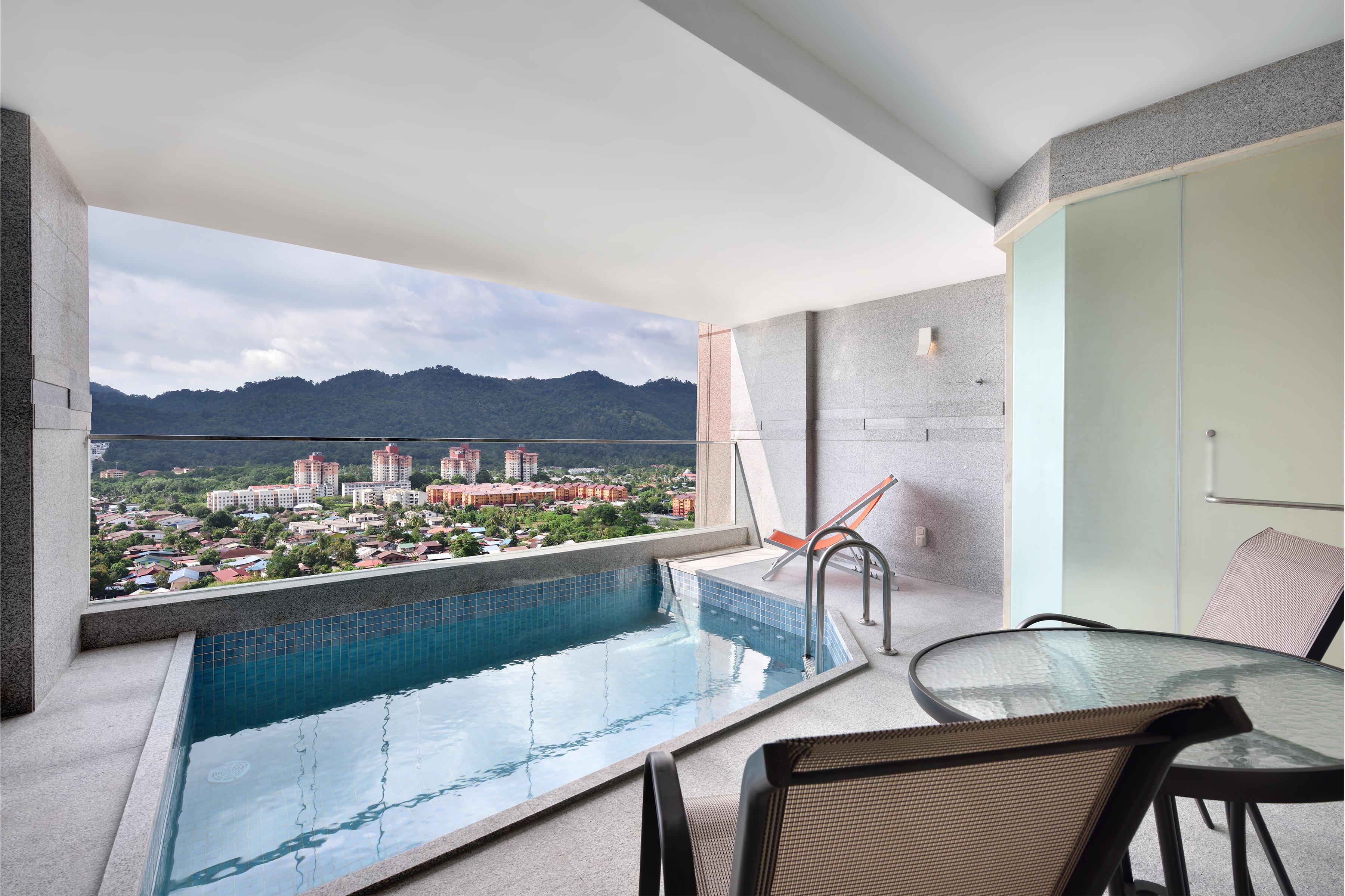 Lexis Suites Penang Bayan Lepas Esterno foto A private pool at a hotel