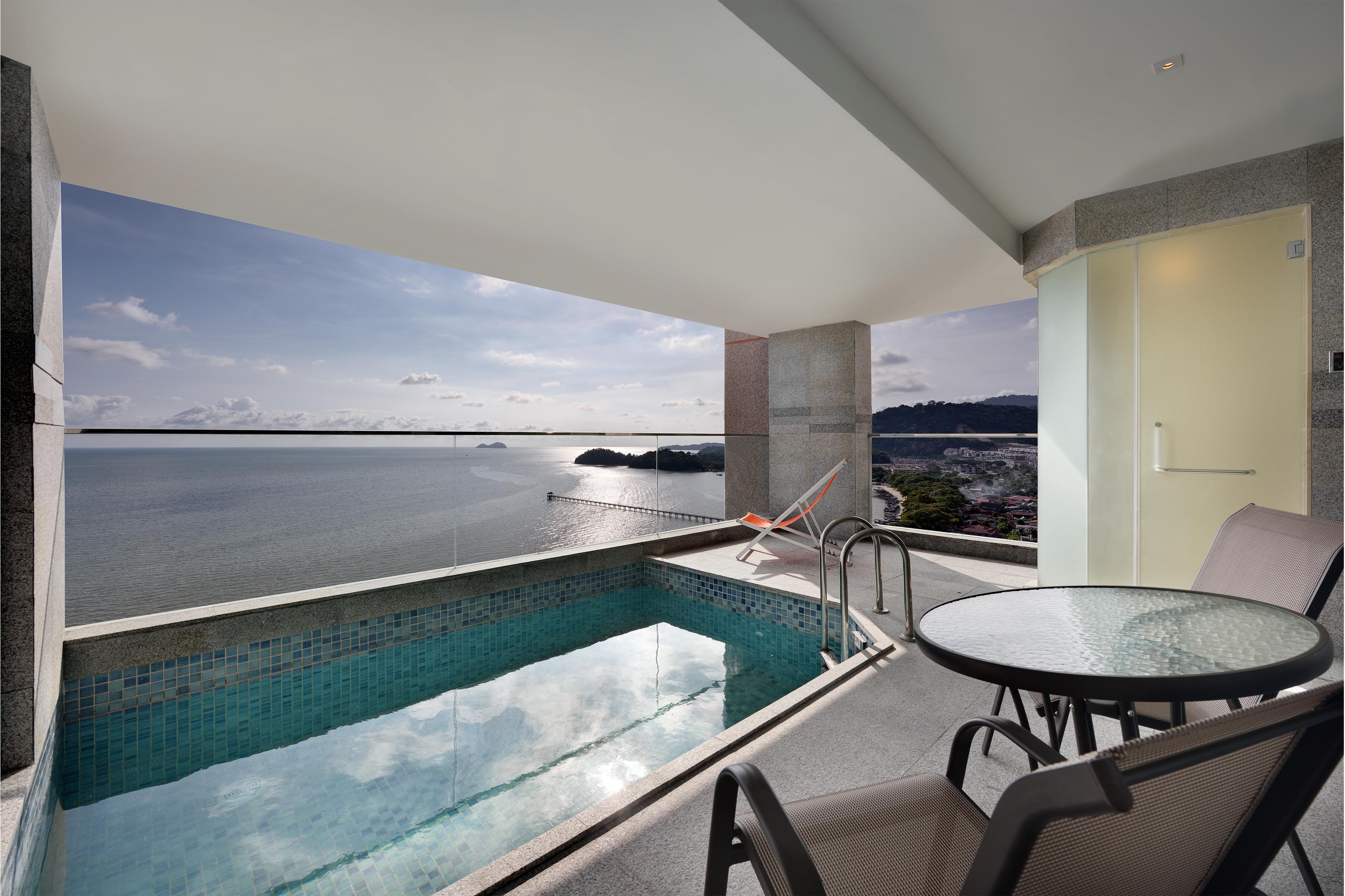 Lexis Suites Penang Bayan Lepas Esterno foto A view of the ocean from a hotel room at the resort