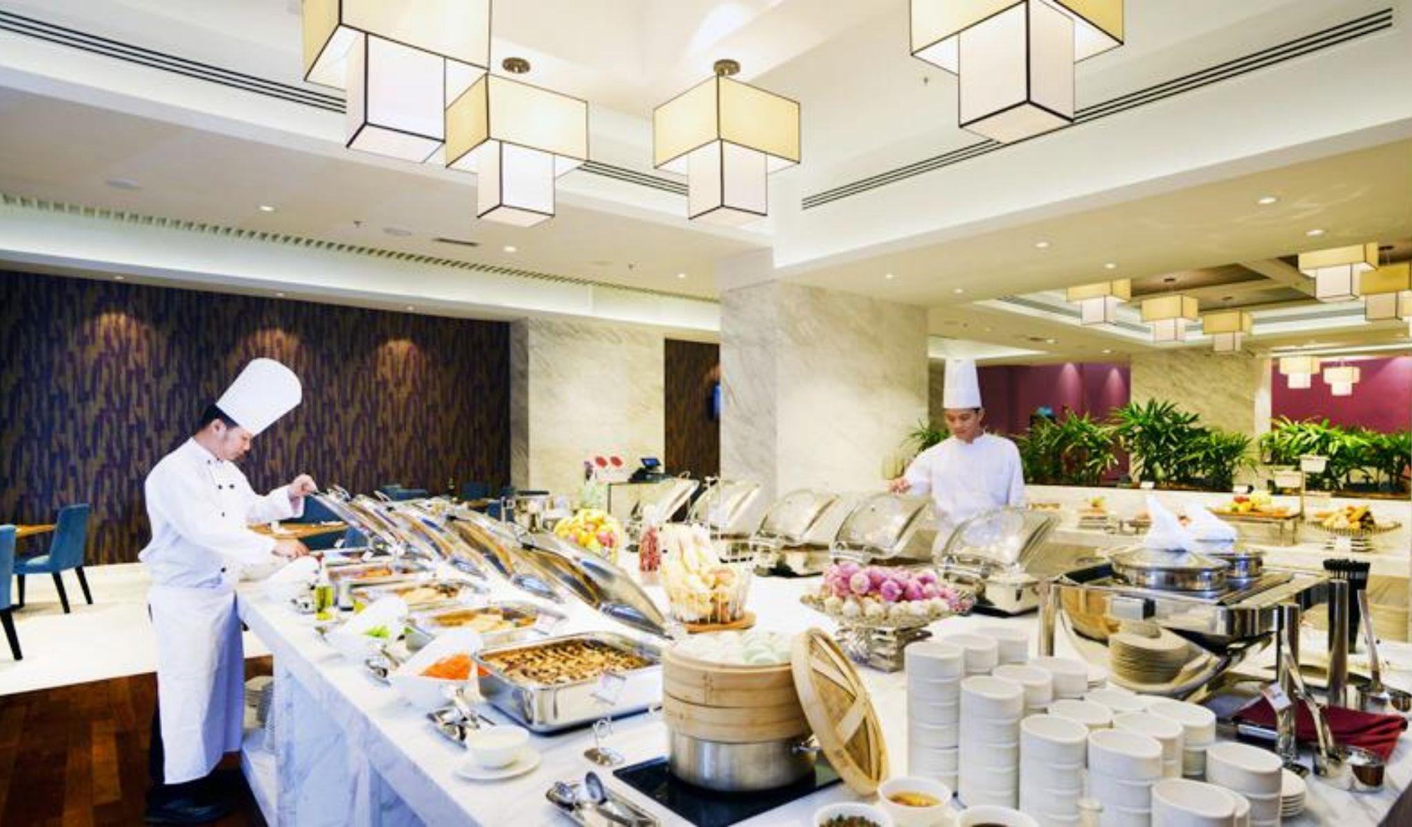 Lexis Suites Penang Bayan Lepas Esterno foto A buffet at a hotel