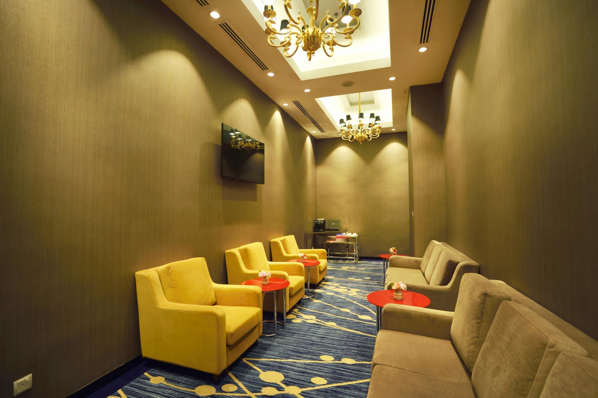 Lexis Suites Penang Bayan Lepas Esterno foto The lounge at the airport