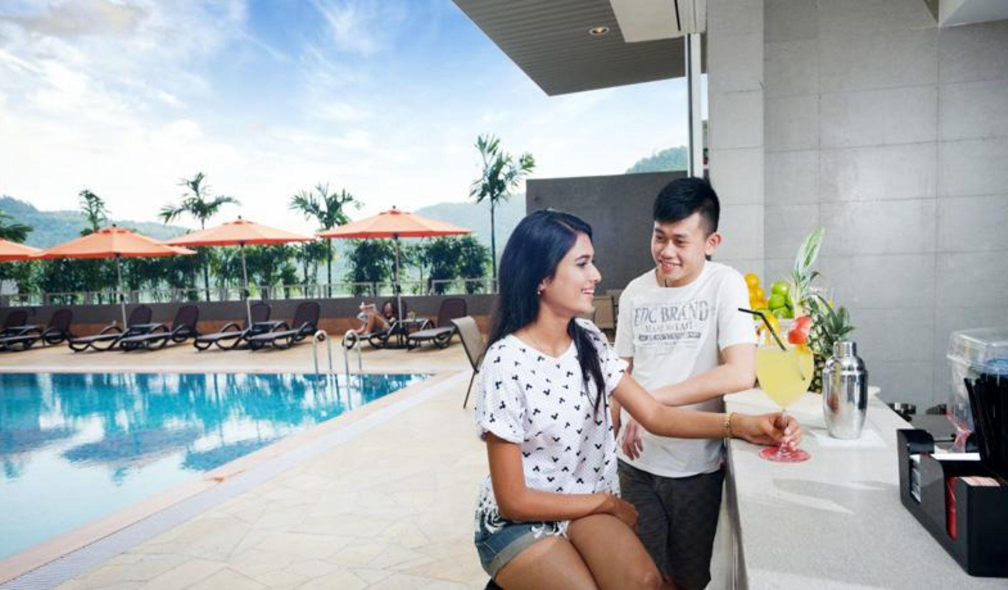 Lexis Suites Penang Bayan Lepas Esterno foto The swimming pool at the hotel