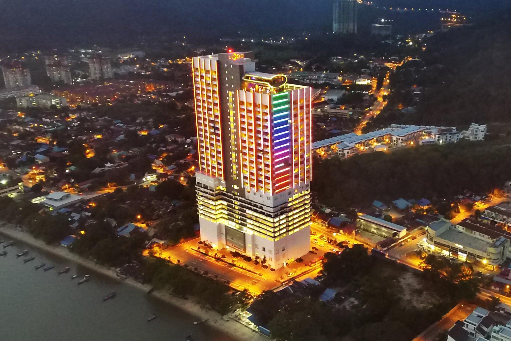 Lexis Suites Penang Bayan Lepas Esterno foto The hotel at night