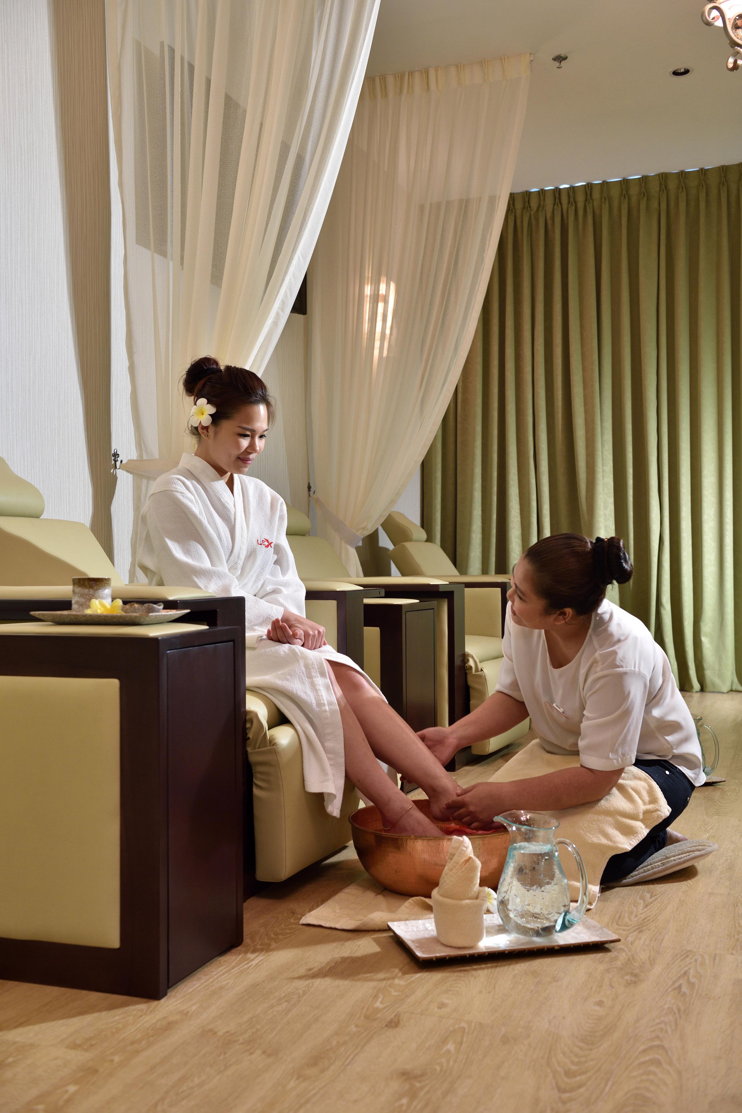 Lexis Suites Penang Bayan Lepas Esterno foto A foot massage