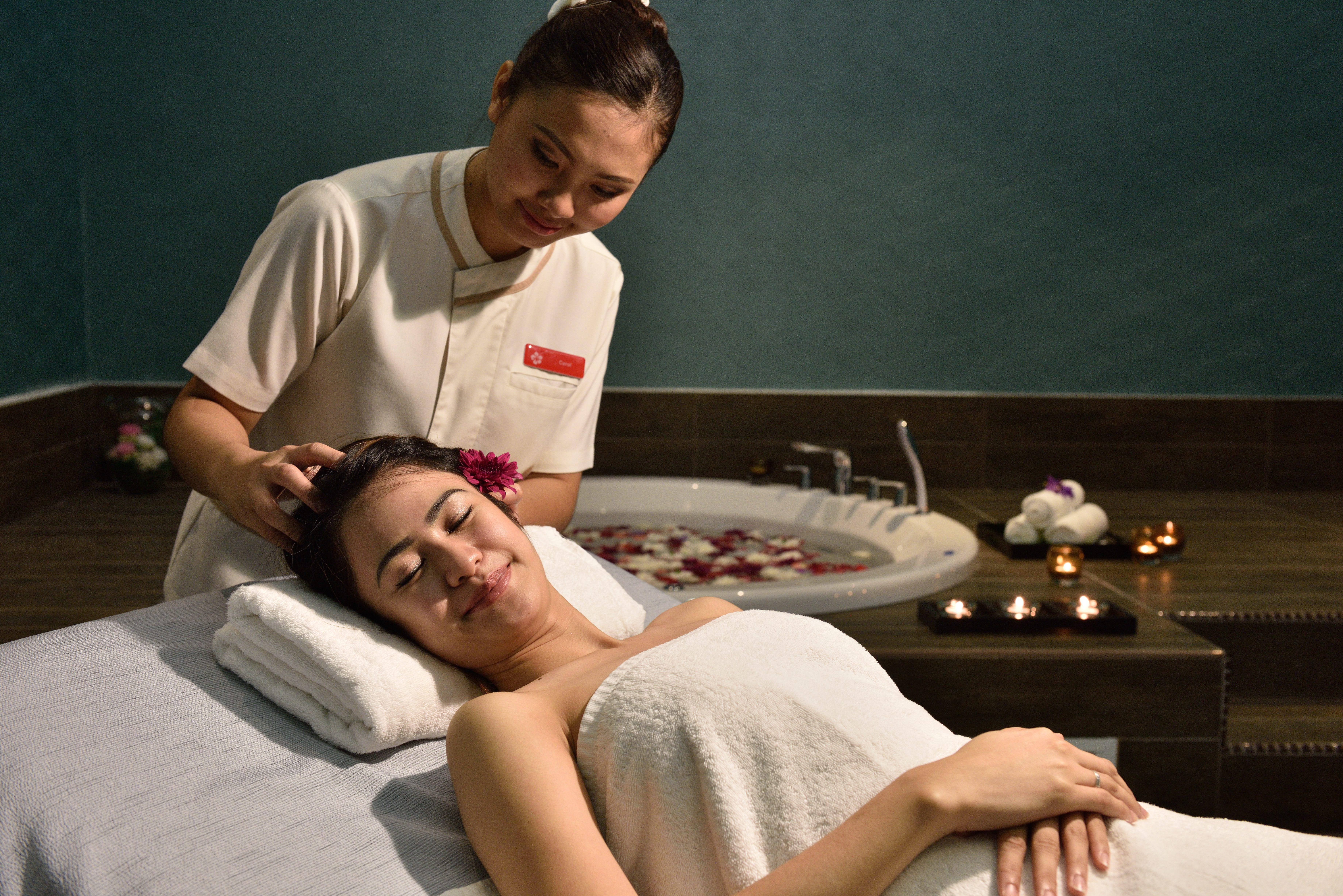 Lexis Suites Penang Bayan Lepas Esterno foto Thai massage