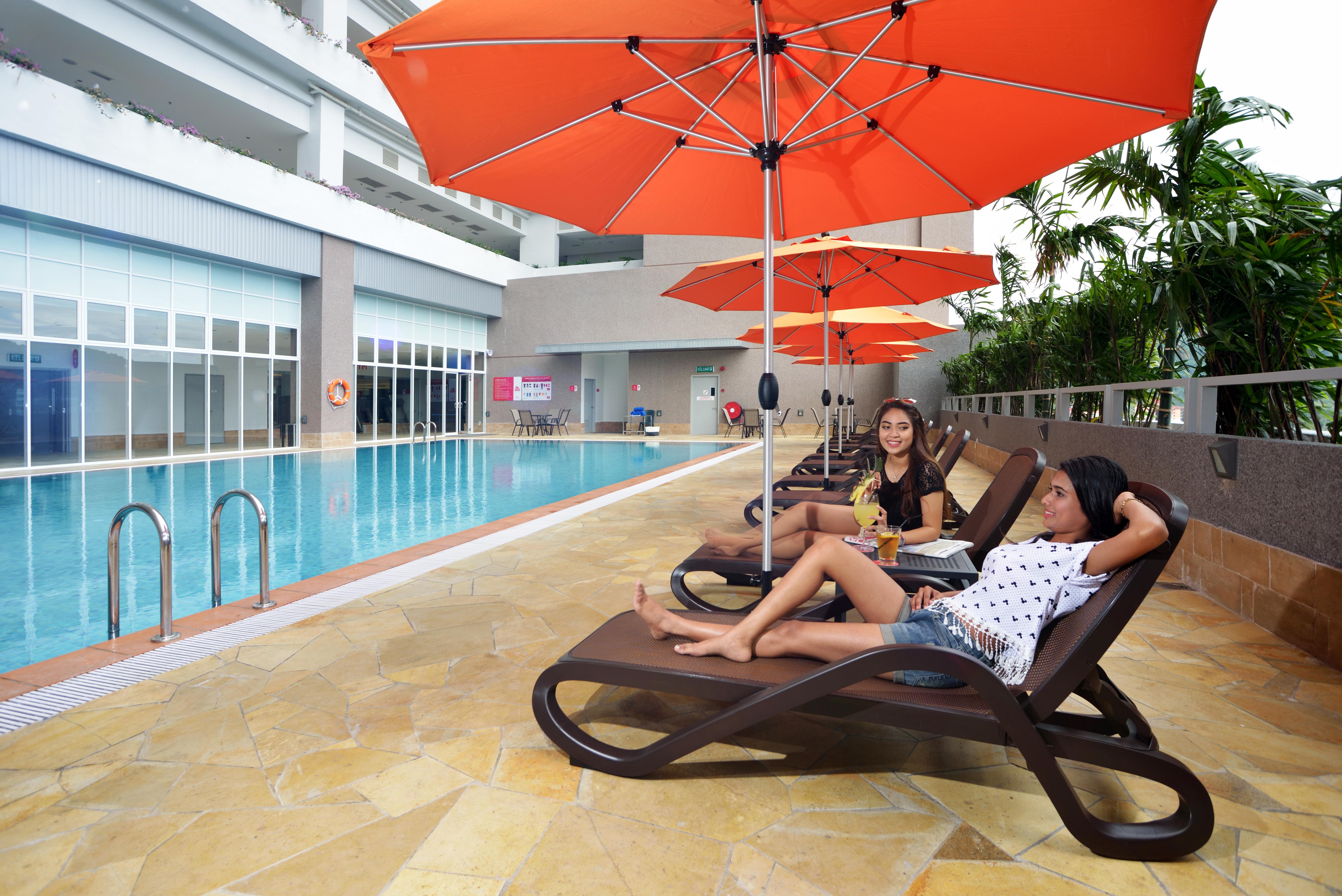 Lexis Suites Penang Bayan Lepas Esterno foto Pool at the hotel