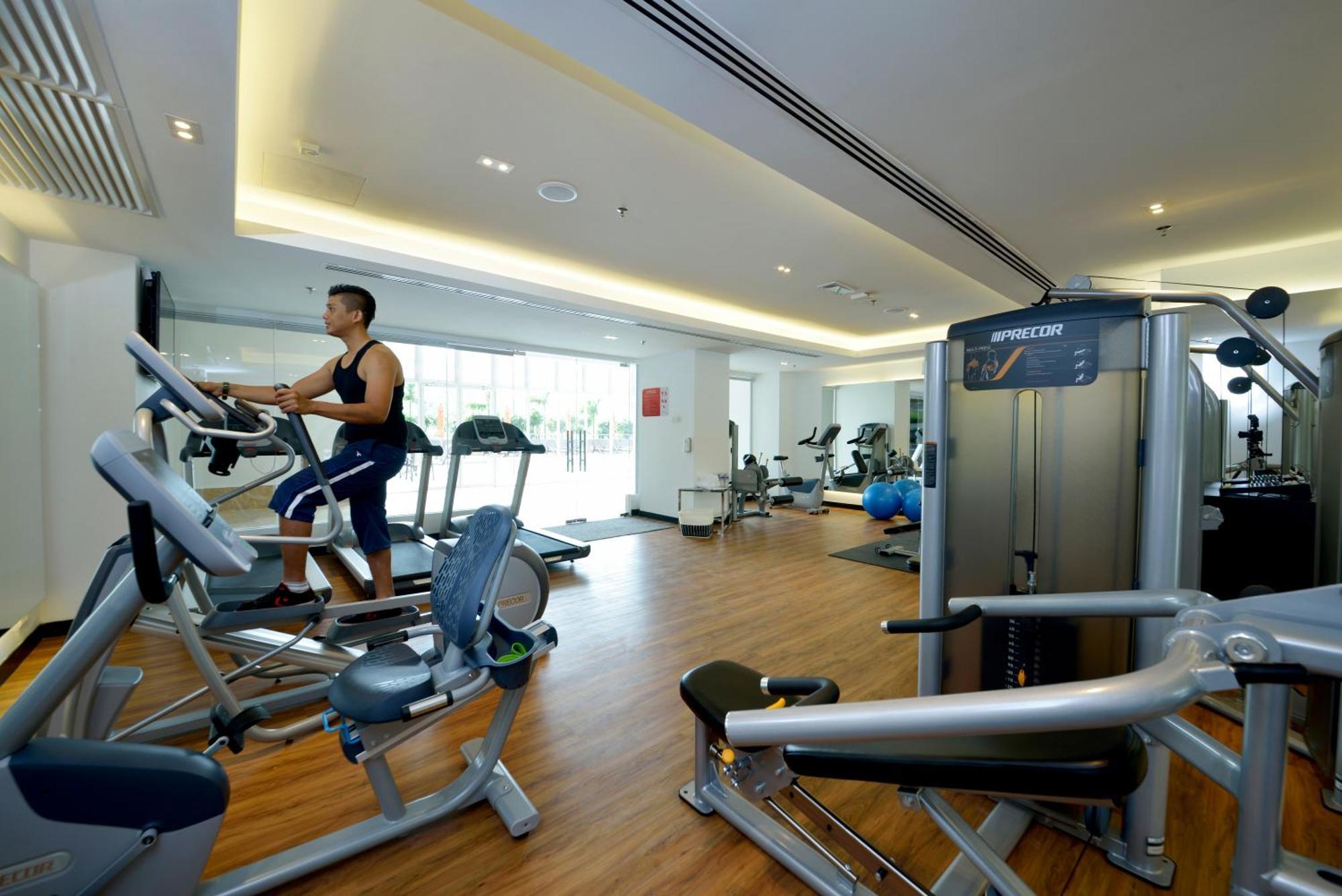 Lexis Suites Penang Bayan Lepas Esterno foto The gym at the hotel