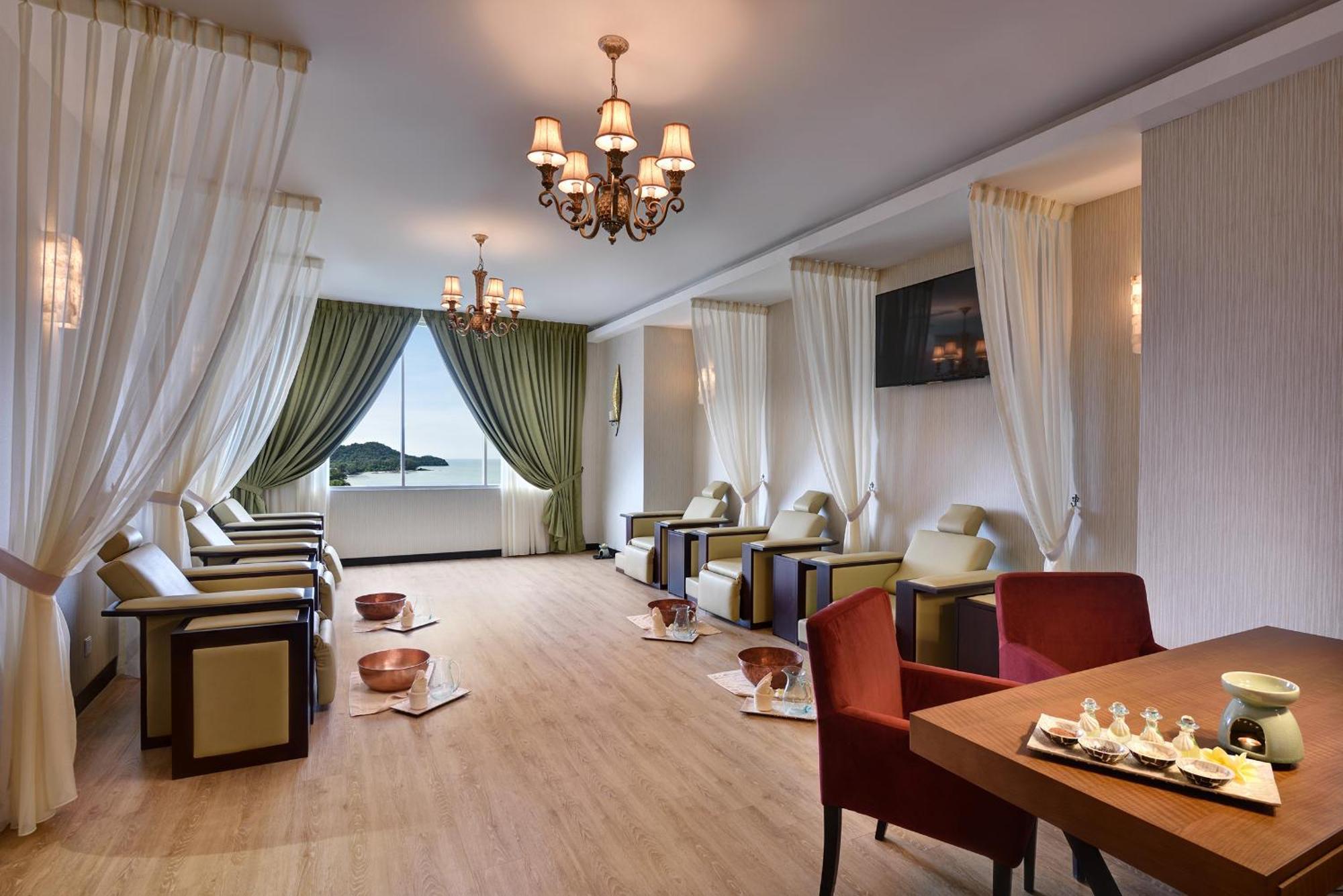 Lexis Suites Penang Bayan Lepas Esterno foto The interior of the lounge