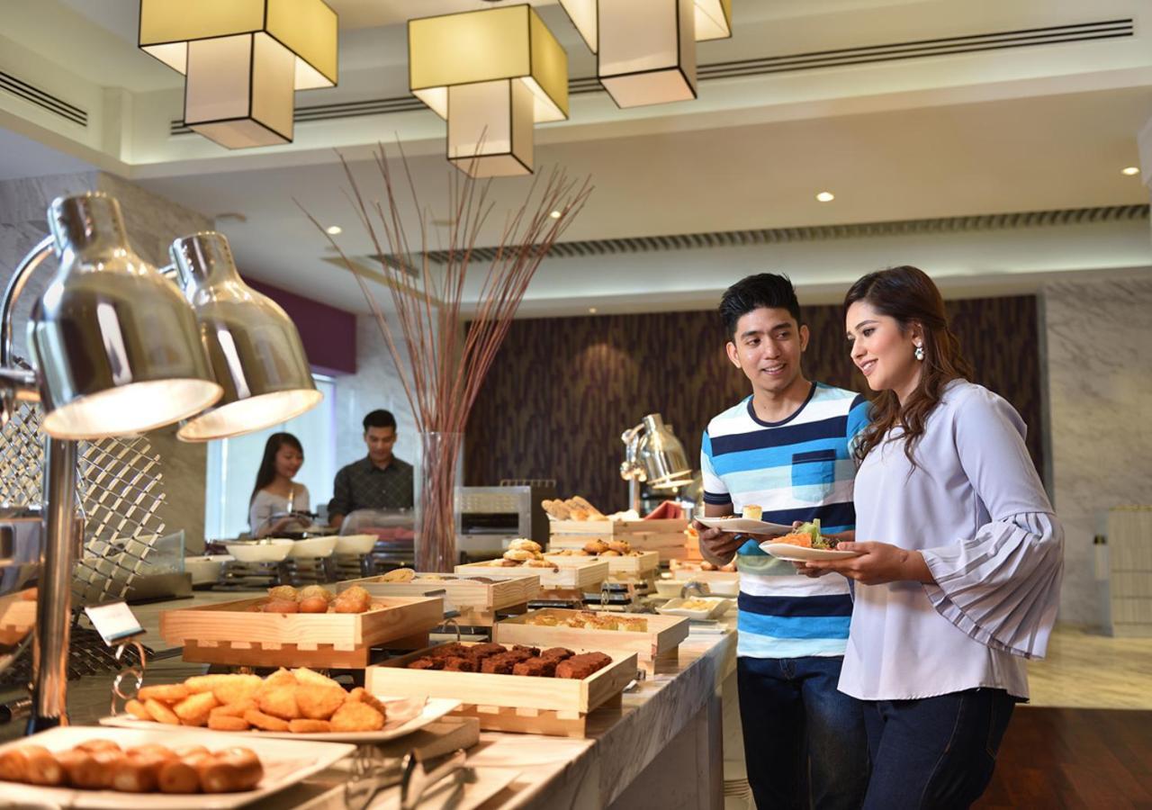 Lexis Suites Penang Bayan Lepas Esterno foto A buffet at a hotel