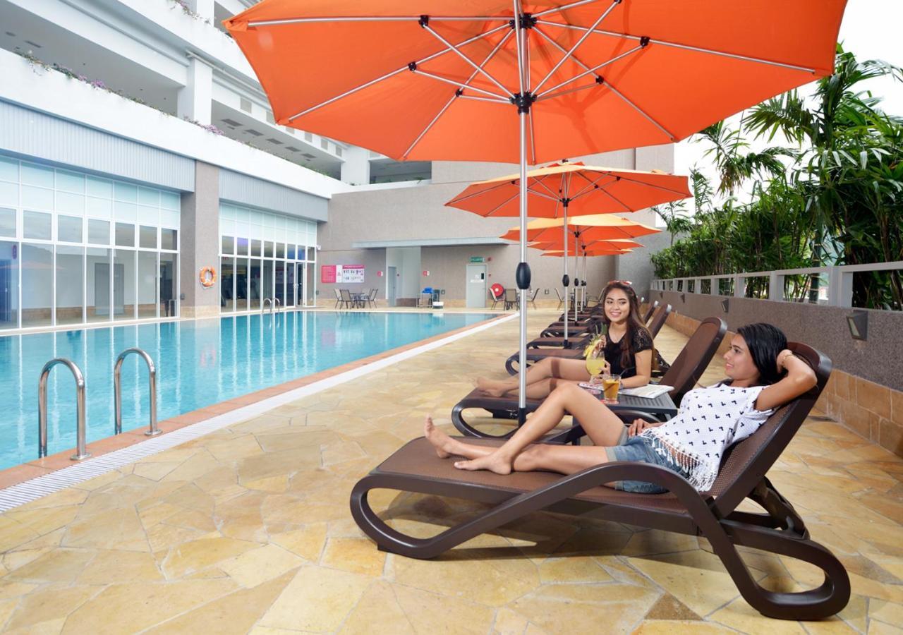 Lexis Suites Penang Bayan Lepas Esterno foto Poolside at the hotel