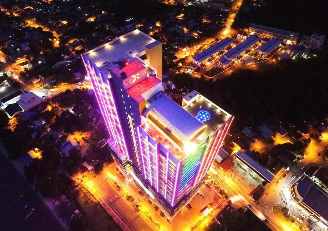 Lexis Suites Penang Bayan Lepas Esterno foto Aerial view of the hotel at night