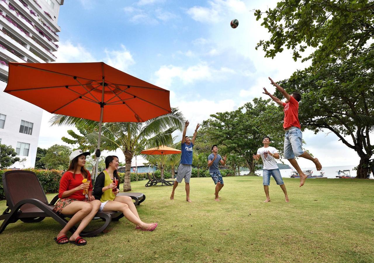 Lexis Suites Penang Bayan Lepas Esterno foto Students playing frisbee at the university campus